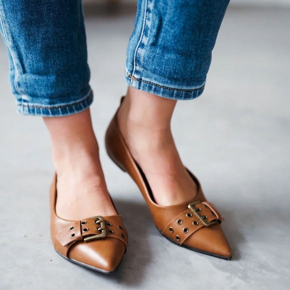 Beast Fashion Pointed Toe Flat Shoes Camel Slip On Buckle Detail Womens Size 7.5 - Picture 1 of 11